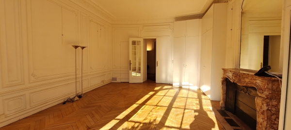 Grand bureau sur hall compressé.jpg